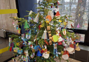 Ubieramy naszą choinkę, już jest gotowa.