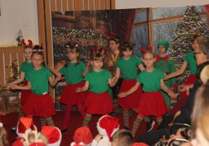 Dziewczynki tańczą swój taniec dla Mikołaja.