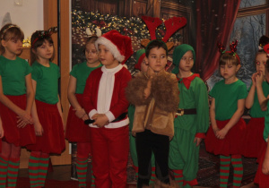 Chory Mikołaj z przedstawienia wraz z reniferem.