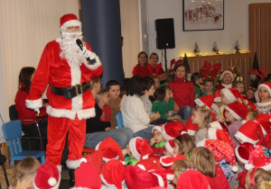 Mikołaj wśród dzieci.