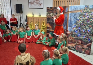 Mikołaj wśród dzieci.