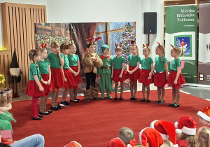 Dzieci śpiewają piosenkę.