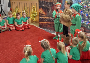 Renifer i Elfy myślą jak uzdrowić Mikołaja.