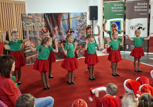 Taniec dziewczynek dla Mikołaja.