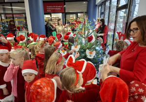 W tle my i nasza choinka.