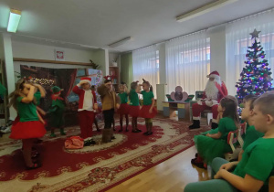 Przedstawienie dla Mikołaja w grupie Motylków.