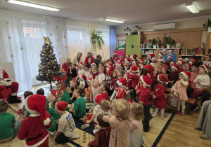 Dzieciaki rozmawiają z Mikołajem.