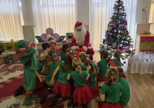 Mikołaj rozdaje prezenty Motylkom.