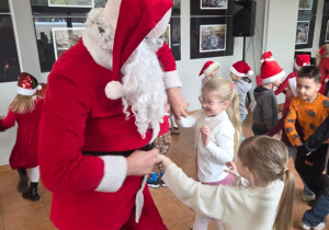 Taniec Mikołaja z dziewczynkami.