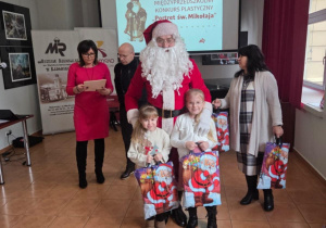 Wspólne zdjęcie Gai i Neli z Mikołajem.