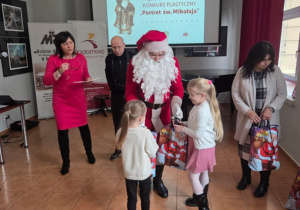 Wspólne zdjęcie Gai i Neli z Mikołajem.