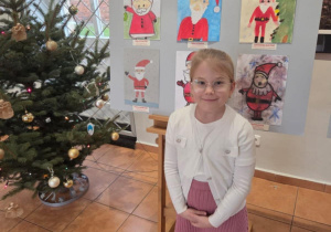 Nela na tle prac konkursowych.