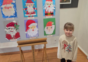 Gaja na tle prac konkursowych.