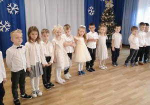 Dzieci z grupy Promyczki śpiewają pastorałkę.