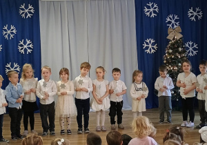 Przedszkolaki z grupy Słoneczka śpiewają pastorałkę.