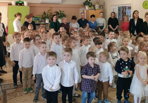 Dzieci i personel przedszkola podczas wspólnego kolędowania.