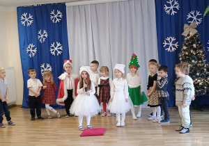 Dzieci z grupy Jagódki podczas przedstawienia o choince i Mikołaju.