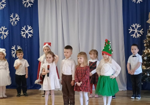 Dzieci z grupy Jagódki podczas przedstawienia o choince i Mikołaju.