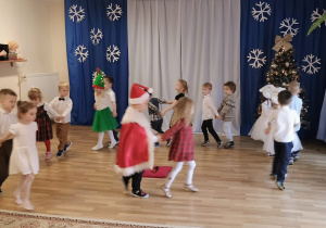 Dzieci z grupy Jagódki podczas przedstawienia o choince i Mikołaju.