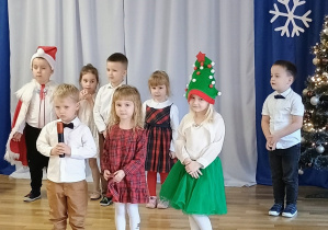 Dzieci z grupy Jagódki podczas przedstawienia o choince i Mikołaju.