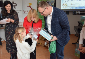 Maja odbiera dyplom i nagrodę.