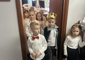 Dzieci wychodzą z sali obrad w urzędzie.