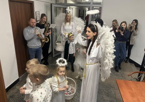 Wspólne kolędowanie na korytarzu urzędu.