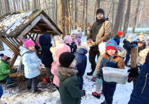 Przedszkolaki uważnie słuchają tego, o czym opowiada im pan Leśnik.