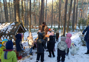 Przedszkolaki uważnie słuchają tego, o czym opowiada im pan Leśnik.