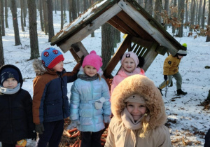 Przedszkolaki szczęśliwe pozują do zdjęcia.
