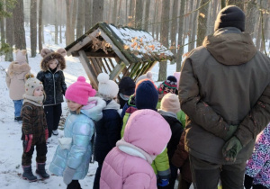 Przedszkolaki uważnie słuchają tego, o czym opowiada im pan Leśnik.
