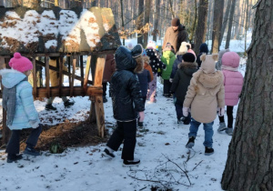 Przedszkolaki uważnie słuchają tego, o czym opowiada im pan Leśnik.