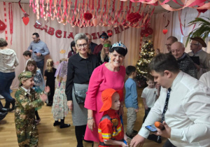 Wspólna zabawa w "przeciąganie liny"