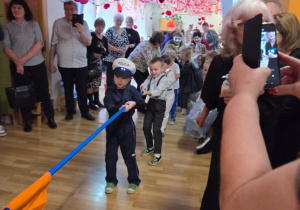 Wspólna zabawa w "przeciąganie liny"