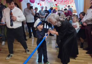 Wspólna zabawa w "przeciąganie liny"