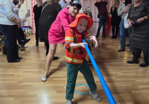 Wspólna zabawa w "przeciąganie liny"