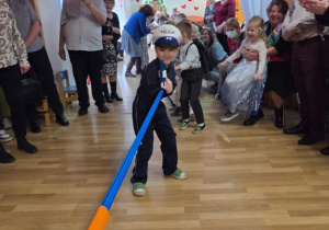 Wspólna zabawa w "przeciąganie liny"