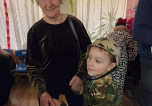 Pawełek z Motylków ze swoją babcią.