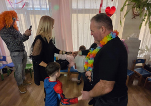 Ignaś tańczy ze swoimi dziadkami.