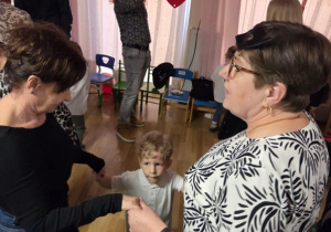 Oliwier ze Słoneczek tańczy ze swoimi babciami.