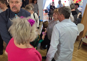 Wspólne tańce na sali balowej.