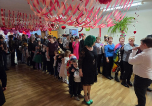 Taniec "Pociąg" w wykonaniu dziadków i wnuków.