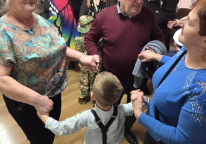 Wspólne tańce na sali balowej.