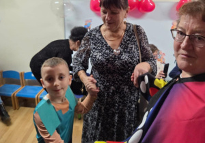 Igor K. z Motylków ze swoimi babciami.