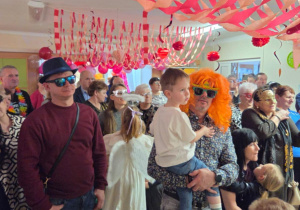 Dziadek Ignasia Ch. z pięciolatków w pomarańczowej peruce i okularach wygląda świetnie.