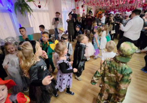 Wspólne tańce na sali balowej.