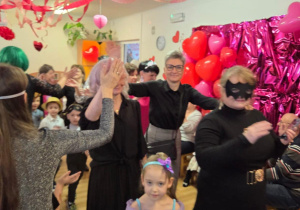 Wspólne tańce na sali balowej.