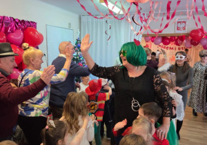 Wspólne tańce na sali balowej.