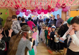 Wspólne tańce na sali balowej.