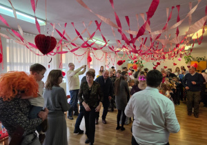 Wspólne tańce na sali balowej.